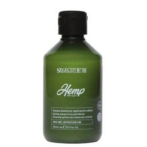 Selective Professional Hemp Sublime Shampoo - 250 ml Selective Professional Hemp Sublime Shampoo - 250 ml HEMP SHAMPOO Reinigingsbehandeling met hennepzaadolie, voor diepe hydratatie en een antioxiderende werking. Het elimineert onzuiverheden, herstelt de hydrolipidenbalans en voedt droog en beschadigd haar, waardoor een gevoel van lichtheid, glans en extreme zachtheid ontstaat. 86% natuurlijke oorsprong SLES/SLS VRIJ