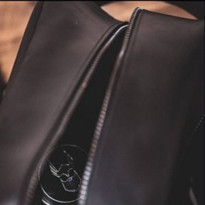 Deze luxe XXL-tas, vernoemd naar een beroemd Vikingschip, is perfect voor het vervoeren en bewaren van je baardproducten (ze gaan ook langer mee).