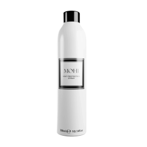 MOHI Heat protection spray 300ml Mohi Heat Protection Spray beschermt het haar direct tegen hitteschade tot 230°C, waardoor gespleten punten en dofheid minder kans krijgen. Al bij het eerste gebruik merk je hoe lichtgewicht de formule is, terwijl het tegelijk kroeshaar temt en een prachtige glans toevoegt. Deze spray maakt het stylen makkelijker, voedt het haar en voorkomt statische pluis – ideaal voor dagelijks gebruik.