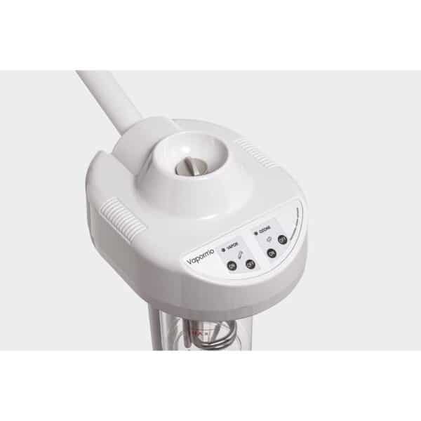 VAPORMIO 100 - OZON VAPORIZER Professionele gezichtsverdamper met 750W standaard. De watertank kan gemakkelijk van bovenaf worden geladen en is verwijderbaar om eenvoudige reiniging te garanderen. De verwarming van het water gaat snel en de uitschakeling gebeurt automatisch aan het einde van de waterreserve. De OZONE-knop is gescheiden voor meer gebruiksgemak. Het is het ideale hulpmiddel om in een paar minuten behandelingen uit te voeren die de huid van het gezicht helpen om er mooier uit te zien, behandeling na behandeling. Naast het stimuleren van de microcirculatie en het verbeteren van de weefseloxygenatie, heeft het ook het vermogen om de eliminatie van talg te zuiveren en te bevorderen. Bovendien, door de poriën van de huid te openen, vergemakkelijkt het de penetratie en absorptie van de functionele en voedende ingrediënten in de schoonheidsbehandeling die later wordt toegepast, zoals een crème of een masker.