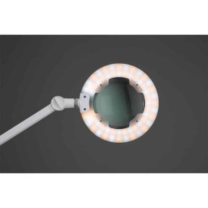 Xanitalia 5D LED Air Touch Loeplamp Tafellamp Tafelloep met 5 dioptrieën. De LED-lamp is uitgerust met een beschermkap en comfortabele aanraaktoetsen waardoor het mogelijk is om verschillende soorten licht, warm of koud en helderheid te selecteren. De lampkop kan 360° draaien. Inclusief klem. 12 watt LED VERGROOTGLAS 5 DIOPTRIE AIR TOUCH: 5-dioptrie lens LED lamp met warm en koud licht (3.000k – 6.000k) "Touch" aanpassing en aan / uit-toetsen 360° draaibare kop Lensbeschermingshoes Klem inbegrepen Lens diameter: 12,7 cm. 12 Watt 100-240 V – 50/60 Hz Xanitalia 5D LED Air Touch Loeplamp Tafellamp Professionele LED Vergrootglas Lamp Loeplamp Tafellamp
