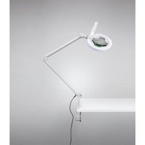 Xanitalia 5D LED Air Touch Loeplamp Tafellamp Tafelloep met 5 dioptrieën. De LED-lamp is uitgerust met een beschermkap en comfortabele aanraaktoetsen waardoor het mogelijk is om verschillende soorten licht, warm of koud en helderheid te selecteren. De lampkop kan 360° draaien. Inclusief klem. 12 watt LED VERGROOTGLAS 5 DIOPTRIE AIR TOUCH: 5-dioptrie lens LED lamp met warm en koud licht (3.000k – 6.000k) "Touch" aanpassing en aan / uit-toetsen 360° draaibare kop Lensbeschermingshoes Klem inbegrepen Lens diameter: 12,7 cm. 12 Watt 100-240 V – 50/60 Hz Xanitalia 5D LED Air Touch Loeplamp Tafellamp Professionele LED Vergrootglas Lamp Loeplamp Tafellamp