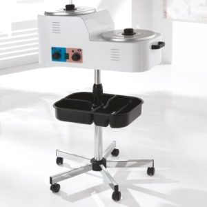 Een professionele waxverwarmerstandaard, speciaal ontworpen voor de dubbele waxverwarmer van Xanitalia. De standaard heeft een 5-sterrenbasis die stabiliteit garandeert en is zo ontworpen dat hij niet kan omvallen. Tevens is de standaard voorzien van een praktisch opbergbakje dat is opgedeeld in compartimenten. Hoge kwaliteit, gemaakt in Italië. Specificaties: -Praktische standaard op wielen -Past op Xanitalia dubbele waxwarmer -Praktisch opbergbakje -Stabiel -Gemaakt van metaal LET OP: Je ontvangt alleen het karretje en GEEN waxwarmers. De waxwarmers staan alleen ter inspiratie op de foto. onderstel voor de dubbele waxverwarmer 2000 Watt