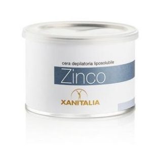 Xanitalia wax ZINCO in pot 400ml Xanitalia wax ZINCO in pot 400ml Deze hars/wax-pot bevat hoogwaardige cera alba/bijenwas en glycerine rosinaat en wordt toegepast met een spatel. Daarmee is het uitermate geschikt voor het ontharen van grote lichaamsoppervlakten Toepassing: om te verwarmen. Plaatst u de Jar in een geschikte wax warmer en verwarmt deze gedurende 20 minuten. Voorbereiding huid. Voor een prettige en succesvolle behandeling dient u de huid te reinigen en te ontvetten met een Pré-Waxing lotion of spray te behandelen. Op deze wijze zorgt u er tevens voor dat de haren wat meer loskomen van de huid. Aanbrengen van de Wax Verdeel smeer de Hars/Wax met een spatel met de haargroeirichting mee over de huid. De Hars/Wax verdelen over de huid. Plaats het bij de behandeling gewenste/benodigde formaat Wax/Harsstrip en zorg ervoor dat deze goed wordt aangedrukt door een wrijvende beweging te maken. De strips worden met een snelle, vloeiende beweging tegen de haargroeirichting in verwijderd. Nabehandeling. Reinig de eventuele Hars/Wax restjes en verzorg en verzacht de huid nadien met één van de oliën en verzorg de huid met een Milk.