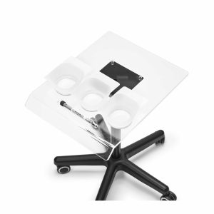 Trolley Plexi Trolley PlexiTrolley Plexi TROLLEY PLEXI Artikelnummer: 4798 BESCHRIJVING Trolley in transparant acryl. Het oppervlak kan worden gemarkeerd met de namen van klanten om fouten tijdens het kleuren te voorkomen. Twee magnetische markeerstiften met gum zijn inbegrepen en kunnen worden bevestigd aan de standaardpaal of de metalen beugel Kenmerken: Transparant acryl, 2 x kwaliteitsmarkers met gum, 3 x ingebouwde kleurkommen om schuiven en omkeren te voorkomen Afmetingen: Werkoppervlak: 47,5 x 30 cm. Verstelbare hoogte : 54 - 93 cm. Wielen: Haarvriendelijke kunststof wielen.