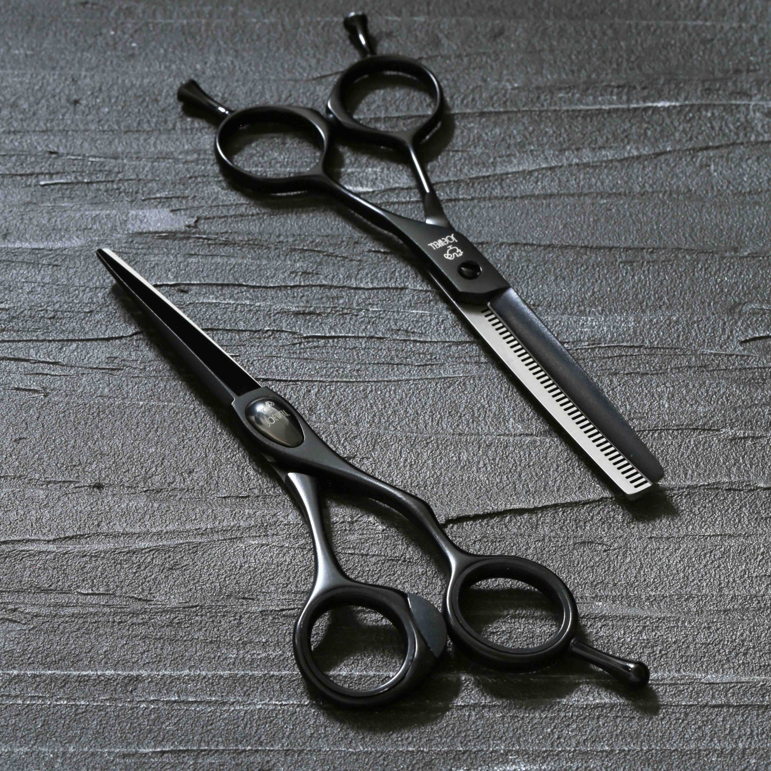 Zwart De bestverkochte uitdunscharen van Joewell zijn nu verkrijgbaar in een strakke, matzwarte afwerking! Deze schaar met 40 nauwkeurig vervaardigde tanden is gemaakt van hoogwaardige Japanse roestvrijstaal en zorgvuldig met de hand vervaardigd voor uitzonderlijke prestaties. Nieuws Lente 2025Matzwart Artikelnr.: 1025 Toon alle Joewell Beschrijving Specificatie Bestanden Joewell E40 Uitdunschaar Mat Zwart