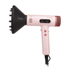 Max Pro Lumo Föhn Blush 2000W Max Pro Lumo Föhn Blush 2000W is een krachtige en compacte haardroger voor maximale precisie, gebruiksgemak en ultra snel drogen op salon niveau. Dankzij de krachtige BLDC-motor met 110.000 RPM, een vermogen van 2000W en een luchtstroom tot 63 m/s blaas je het haar razendsnel droog. De geavanceerde negatieve-ionentechnologie maakt het haar glad, glanzend en pluisvrij. De Max Pro Lumo Hairdryer is ontworpen voor maximale precisie en gebruiksgemak in een professionele omgeving. De föhn komt inclusief 3 magnetische opzetstukken die geschikt zijn voor alle haartypes. De Small Nozzle is ideaal voor precisie styling, de Wide Nozzle voor drogen van grote oppervlaktes en de Diffuser voor het drogen van krullen en waves. De Max Pro LUMO föhn heeft een ultra licht en compact ontwerp en weegt slechts 285 gram (zonder kabel). Hierdoor kan je langdurig ergonomisch werken zonder overbelasting. Met het 3 meter lange snoer ervaar je optimale bewegingsvrijheid en het geluidsniveau van < 77dB is comfortabel voor de stylist en de klant. De Lumo heeft 4 temperatuurstanden van 80, 100, 120 en 140 graden. De intelligente NTC-warmteregeling zorgt voor maximale haarbescherming tijdens het föhnen. Met de cold-shot functie kan je de haarstyle fixeren. Tevens is de luchtsnelheid aanpasbaar in 4 standen tot 63 m/s. Met deze instellingen kan je de föhn aanpassen naar ieder haartype en iedere stylingsbehoefte. Op het digitale display zijn de gekozen instellingen zichtbaar en de smart-lock functie houdt jouw keuze vast, zodat je niet perongeluk op een knopje drukt tijdens het stylen en de instellinge veranderd. De Max Pro Lumo Föhn is verkrijgbaar in verschillende kleuren. De kleur Blush is een prachtig glinsterende, lichtroze kleur met donkerdere rosé gouden details op het filter en de knopjes. Het filter is gemakkelijk te verwijderen om te reinigen. Ook heeft deze een auto-cleaning functie zodat hij tussen klanten door stofvrij blijft. Dit verlengt de levensduur, waardoor jij nóg langer van deze mooie föhn kunt genieten. Plus- en minpunten Professionele 2000W föhn in lichtroze met rosé gouden kleur Krachtig, compact en lichtgewicht Blaast het haar snel droog en behoud glans Glad, glanzend en pluisvrij resultaat 4 hittestanden, 4 snelheden en cool-shot Intelligente NTC-warmteregeling beschermt het haar Smart-lock behoud je instellingen 3 meter lang snoer Inclusief 2 magnetische blaasmonden en diffuser