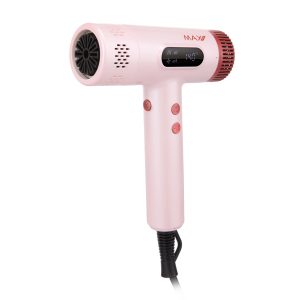 Max Pro Lumo Föhn Blush 2000W Max Pro Lumo Föhn Blush 2000W is een krachtige en compacte haardroger voor maximale precisie, gebruiksgemak en ultra snel drogen op salon niveau. Dankzij de krachtige BLDC-motor met 110.000 RPM, een vermogen van 2000W en een luchtstroom tot 63 m/s blaas je het haar razendsnel droog. De geavanceerde negatieve-ionentechnologie maakt het haar glad, glanzend en pluisvrij. De Max Pro Lumo Hairdryer is ontworpen voor maximale precisie en gebruiksgemak in een professionele omgeving. De föhn komt inclusief 3 magnetische opzetstukken die geschikt zijn voor alle haartypes. De Small Nozzle is ideaal voor precisie styling, de Wide Nozzle voor drogen van grote oppervlaktes en de Diffuser voor het drogen van krullen en waves. De Max Pro LUMO föhn heeft een ultra licht en compact ontwerp en weegt slechts 285 gram (zonder kabel). Hierdoor kan je langdurig ergonomisch werken zonder overbelasting. Met het 3 meter lange snoer ervaar je optimale bewegingsvrijheid en het geluidsniveau van < 77dB is comfortabel voor de stylist en de klant. De Lumo heeft 4 temperatuurstanden van 80, 100, 120 en 140 graden. De intelligente NTC-warmteregeling zorgt voor maximale haarbescherming tijdens het föhnen. Met de cold-shot functie kan je de haarstyle fixeren. Tevens is de luchtsnelheid aanpasbaar in 4 standen tot 63 m/s. Met deze instellingen kan je de föhn aanpassen naar ieder haartype en iedere stylingsbehoefte. Op het digitale display zijn de gekozen instellingen zichtbaar en de smart-lock functie houdt jouw keuze vast, zodat je niet perongeluk op een knopje drukt tijdens het stylen en de instellinge veranderd. De Max Pro Lumo Föhn is verkrijgbaar in verschillende kleuren. De kleur Blush is een prachtig glinsterende, lichtroze kleur met donkerdere rosé gouden details op het filter en de knopjes. Het filter is gemakkelijk te verwijderen om te reinigen. Ook heeft deze een auto-cleaning functie zodat hij tussen klanten door stofvrij blijft. Dit verlengt de levensduur, waardoor jij nóg langer van deze mooie föhn kunt genieten. Plus- en minpunten Professionele 2000W föhn in lichtroze met rosé gouden kleur Krachtig, compact en lichtgewicht Blaast het haar snel droog en behoud glans Glad, glanzend en pluisvrij resultaat 4 hittestanden, 4 snelheden en cool-shot Intelligente NTC-warmteregeling beschermt het haar Smart-lock behoud je instellingen 3 meter lang snoer Inclusief 2 magnetische blaasmonden en diffuser