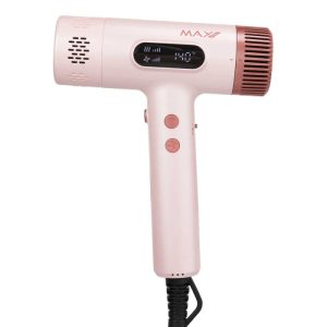Max Pro Lumo Föhn Blush 2000W Max Pro Lumo Föhn Blush 2000W is een krachtige en compacte haardroger voor maximale precisie, gebruiksgemak en ultra snel drogen op salon niveau. Dankzij de krachtige BLDC-motor met 110.000 RPM, een vermogen van 2000W en een luchtstroom tot 63 m/s blaas je het haar razendsnel droog. De geavanceerde negatieve-ionentechnologie maakt het haar glad, glanzend en pluisvrij. De Max Pro Lumo Hairdryer is ontworpen voor maximale precisie en gebruiksgemak in een professionele omgeving. De föhn komt inclusief 3 magnetische opzetstukken die geschikt zijn voor alle haartypes. De Small Nozzle is ideaal voor precisie styling, de Wide Nozzle voor drogen van grote oppervlaktes en de Diffuser voor het drogen van krullen en waves. De Max Pro LUMO föhn heeft een ultra licht en compact ontwerp en weegt slechts 285 gram (zonder kabel). Hierdoor kan je langdurig ergonomisch werken zonder overbelasting. Met het 3 meter lange snoer ervaar je optimale bewegingsvrijheid en het geluidsniveau van < 77dB is comfortabel voor de stylist en de klant. De Lumo heeft 4 temperatuurstanden van 80, 100, 120 en 140 graden. De intelligente NTC-warmteregeling zorgt voor maximale haarbescherming tijdens het föhnen. Met de cold-shot functie kan je de haarstyle fixeren. Tevens is de luchtsnelheid aanpasbaar in 4 standen tot 63 m/s. Met deze instellingen kan je de föhn aanpassen naar ieder haartype en iedere stylingsbehoefte. Op het digitale display zijn de gekozen instellingen zichtbaar en de smart-lock functie houdt jouw keuze vast, zodat je niet perongeluk op een knopje drukt tijdens het stylen en de instellinge veranderd. De Max Pro Lumo Föhn is verkrijgbaar in verschillende kleuren. De kleur Blush is een prachtig glinsterende, lichtroze kleur met donkerdere rosé gouden details op het filter en de knopjes. Het filter is gemakkelijk te verwijderen om te reinigen. Ook heeft deze een auto-cleaning functie zodat hij tussen klanten door stofvrij blijft. Dit verlengt de levensduur, waardoor jij nóg langer van deze mooie föhn kunt genieten. Plus- en minpunten Professionele 2000W föhn in lichtroze met rosé gouden kleur Krachtig, compact en lichtgewicht Blaast het haar snel droog en behoud glans Glad, glanzend en pluisvrij resultaat 4 hittestanden, 4 snelheden en cool-shot Intelligente NTC-warmteregeling beschermt het haar Smart-lock behoud je instellingen 3 meter lang snoer Inclusief 2 magnetische blaasmonden en diffuser